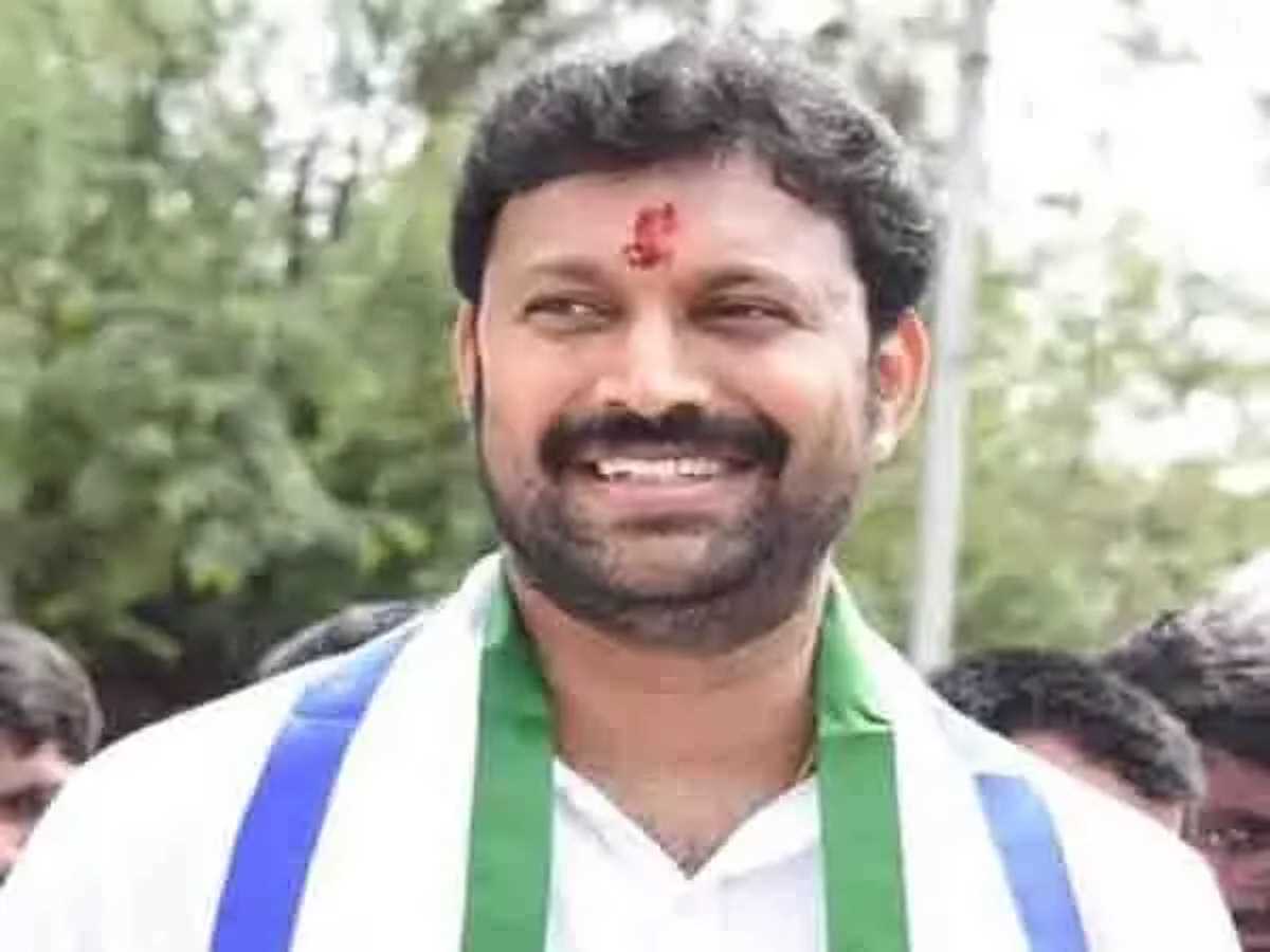 कडपा सांसद अविनाश रेड्डी अपनी मां के साथ हैदराबाद पहुंचे